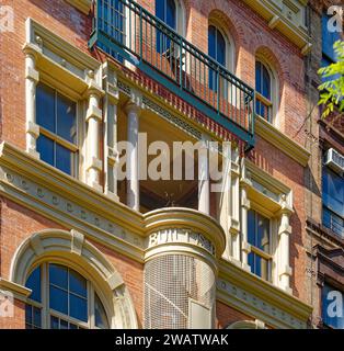 Heute ein Theater, 62 E 4th St., begann 1889 als Restaurant mit Tagungsräumen und Dachgeschosswohnung (daher die schrullige geschlossene Feuertreppe). Stockfoto