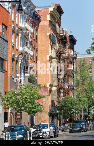 Heute ein Theater, 62 E 4th St., begann 1889 als Restaurant mit Tagungsräumen und Dachgeschosswohnung (daher die schrullige geschlossene Feuertreppe). Stockfoto