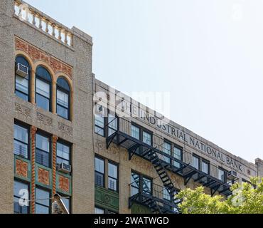 Die Industrial National Bank errichtete dieses denkwürdige sechsstöckige Backstein-und-Terra-Cotta-Gebäude auf einer doppelten Kalksteinbasis, die noch immer von einer Bank besetzt ist. Stockfoto