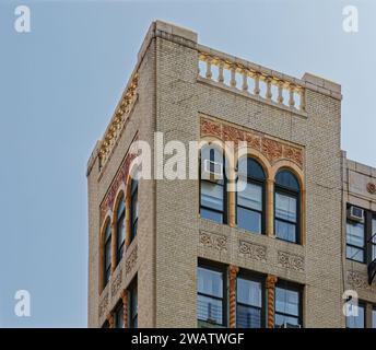 Die Industrial National Bank errichtete dieses denkwürdige sechsstöckige Backstein-und-Terra-Cotta-Gebäude auf einer doppelten Kalksteinbasis, die noch immer von einer Bank besetzt ist. Stockfoto