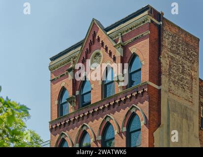 Das ehemalige Pfarrhaus von St. Nicholas römisch-katholische Kirche, heute Zweifamilienhaus. Spuren der abgerissenen Kirche sind an der Westfassade zu erkennen. Stockfoto