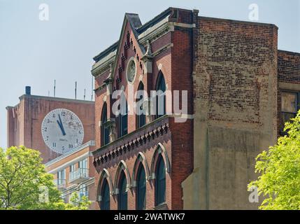 Das ehemalige Pfarrhaus von St. Nicholas römisch-katholische Kirche, heute Zweifamilienhaus. Spuren der abgerissenen Kirche sind an der Westfassade zu erkennen. Stockfoto