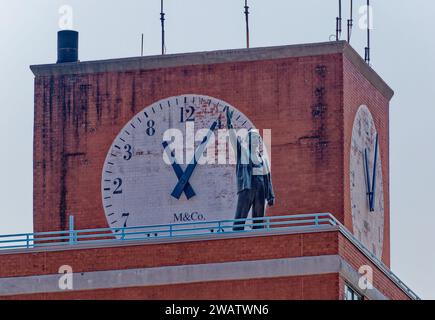 Der einst skurrile Rote Platz mit Lenin-Statue und falsch nummerierter Uhr ist heute grau, ohne Statue, und heißt 250 East Houston Street. Die ungerade Uhr bleibt erhalten. Stockfoto