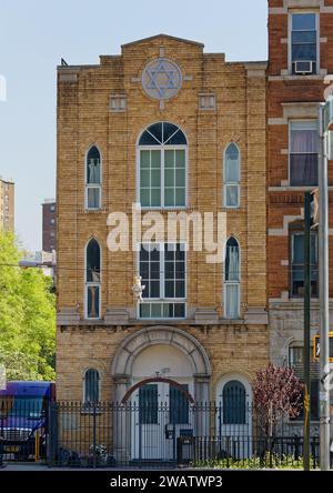 Die ehemalige orthodoxe Synagoge Podhajcer Shul hat ihre Markierungen erhalten, wurde aber in eine Privatresidenz in der 108 East 1st Street umgewandelt. Stockfoto