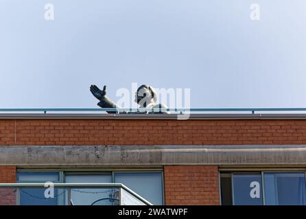 Der einst skurrile Rote Platz mit Lenin-Statue und falsch nummerierter Uhr ist heute grau, ohne Statue, und heißt 250 East Houston Street. Die ungerade Uhr bleibt erhalten. Stockfoto