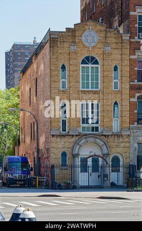 Die ehemalige orthodoxe Synagoge Podhajcer Shul hat ihre Markierungen erhalten, wurde aber in eine Privatresidenz in der 108 East 1st Street umgewandelt. Stockfoto