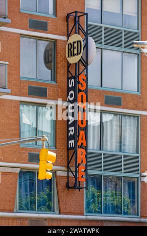 Der einst skurrile Rote Platz mit Lenin-Statue und falsch nummerierter Uhr ist heute grau, ohne Statue, und heißt 250 East Houston Street. Die ungerade Uhr bleibt erhalten. Stockfoto