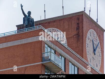 Der einst skurrile Rote Platz mit Lenin-Statue und falsch nummerierter Uhr ist heute grau, ohne Statue, und heißt 250 East Houston Street. Die ungerade Uhr bleibt erhalten. Stockfoto