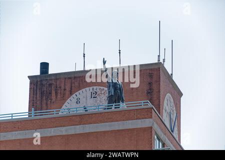 Der einst skurrile Rote Platz mit Lenin-Statue und falsch nummerierter Uhr ist heute grau, ohne Statue, und heißt 250 East Houston Street. Die ungerade Uhr bleibt erhalten. Stockfoto