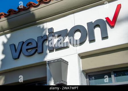 Rancho Cucamonga, KALIFORNIEN - 25. Dezember 2023: VERIZON Communications ist ein US-amerikanischer multinationaler Telekommunikationskonzern mit einem großen drahtlosen Netzwerk. Stockfoto