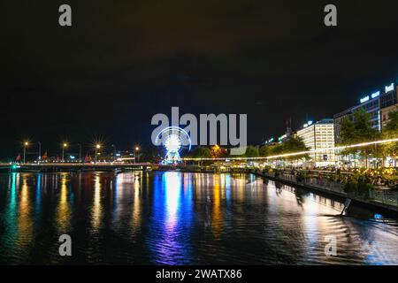 Genf, Schweiz 8. September 2023: Nächtlicher Blick auf den Fluss mit wunderschönen Reflexionen der Stadt Genf in der Schweiz Stockfoto