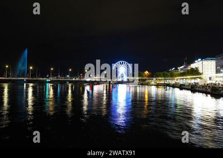 Genf, Schweiz 8. September 2023: Nächtlicher Blick auf den Fluss mit wunderschönen Reflexionen der Stadt Genf in der Schweiz Stockfoto