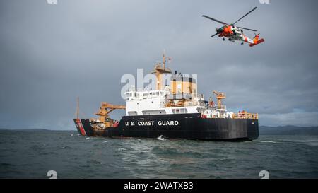 USCGC Elm durchquert den Columbia River, um am 7. November 2023 in Astoria, Oregon, an Navigationshilfen zu arbeiten. Die Crew der Elm war vier Tage unterwegs, um verschiedene Arten von Schulungen durchzuführen und an Hilfsmitteln für die Navigation auf dem Columbia River zu arbeiten Küstenwache Foto von Petty Officer 3. Klasse William Kirk) Stockfoto