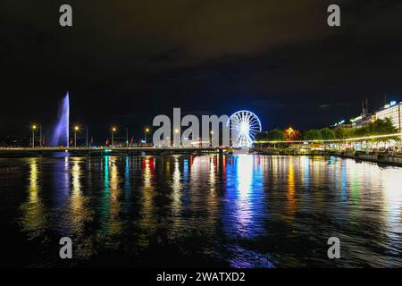 Genf, Schweiz 8. September 2023: Nächtlicher Blick auf den Fluss mit wunderschönen Reflexionen der Stadt Genf in der Schweiz Stockfoto