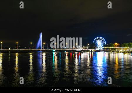 Genf, Schweiz 8. September 2023: Nächtlicher Blick auf den Fluss mit wunderschönen Reflexionen der Stadt Genf in der Schweiz Stockfoto