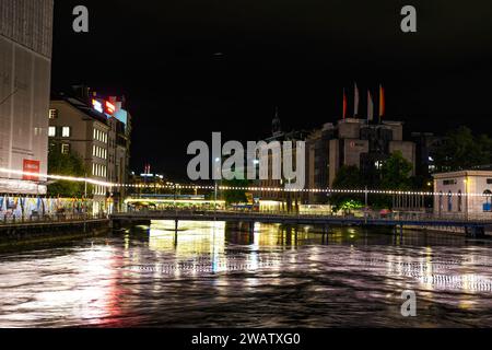 Genf, Schweiz 8. September 2023: Nächtlicher Blick auf den Fluss mit wunderschönen Reflexionen der Stadt Genf in der Schweiz Stockfoto