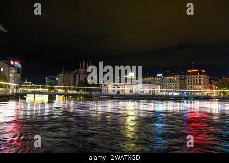 Genf, Schweiz 8. September 2023: Nächtlicher Blick auf den Fluss mit wunderschönen Reflexionen der Stadt Genf in der Schweiz Stockfoto