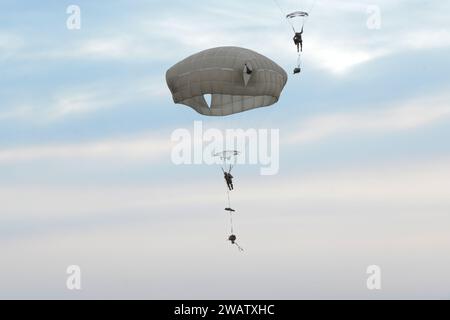 Fallschirmjäger der US-Armee mit dem 1. Bataillon, 501. Fallschirmjäger-Infanterieregiment, 2. Infanterie-Brigade-Kampfteam (Airborne), 11. Luftlandedivision, „Arctic Angels“, steigen am 2. November 2023 in der Malemute Drop Zone auf der Joint Base Elmendorf-Richardson, Alaska ab. Die Arctic Angels sprangen von den C-17 Globemaster III der US Air Force, die dem 15. Flügel auf der Joint Base Pearl-Hickam, Hawaii, und dem 176. Flügel auf JBER zugewiesen war, während sie gemeinsame Einreiseoperationen durchführten. Arctic Aloha ist eine gemeinsame Übung der Armee und der Luftwaffe, die die Fallschirmjäger der 11. Luftlandedivision auf eine entschlossene Aktion vorbereiten soll Stockfoto