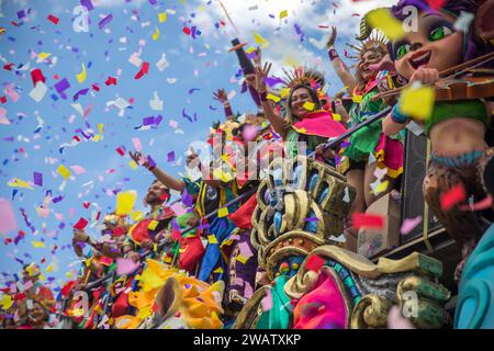 06 Januar 2024, Kolumbien, Pasto: Die Menschen nehmen an der Parade „Desfile Magno“ Teil, die im Rahmen der Karnevalsfeier „de Negros y Blancos“ („der Schwarzen und Weißen“) stattfindet. Der Karneval der „Negros y Blancos“ in Pasto wird jedes Jahr vom 2. Bis 7. Januar gefeiert. Das jährliche Festival bringt die Gemeinden zusammen, um ihr vielfältiges kulturelles Erbe zu ehren. Die Festlichkeiten umfassen lebhafte Paraden mit aufwendig gestalteten Wagen, traditionelle Tänze und Musik. Aufwendige handgefertigte Masken, die eine Mischung aus indigenen und afro-kolumbianischen Einflüssen darstellen, verleihen dem Festival eine besondere Note. Foto: Daniel Stockfoto