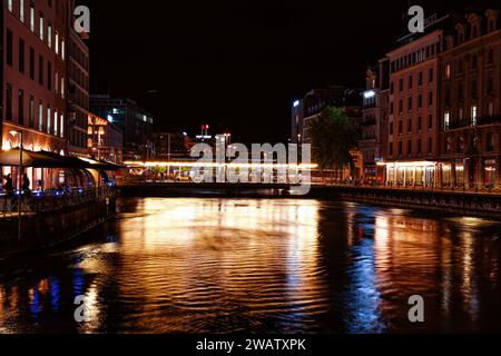 Genf, Schweiz 8. September 2023: Nächtlicher Blick auf den Fluss mit wunderschönen Reflexionen der Stadt Genf in der Schweiz Stockfoto