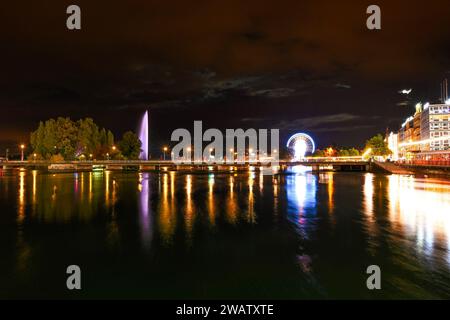 Genf, Schweiz 8. September 2023: Nächtlicher Blick auf den Fluss mit wunderschönen Reflexionen der Stadt Genf in der Schweiz Stockfoto