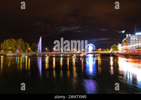 Genf, Schweiz 8. September 2023: Nächtlicher Blick auf den Fluss mit wunderschönen Reflexionen der Stadt Genf in der Schweiz Stockfoto