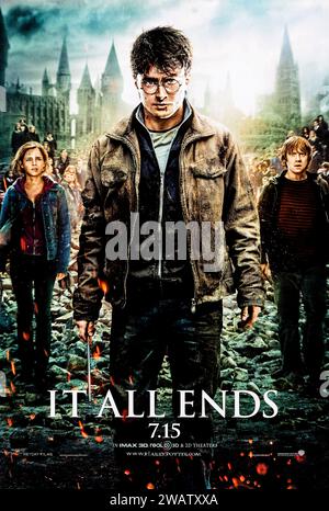 Harry Potter und die Heiligtümer des Todes: Teil 2 (2011) von David Yates mit Daniel Radcliffe, Emma Watson und Rupert Grint. Harry, Ron und Hermine suchen nach Voldemorts verbliebenen Horkruxen, um den Dunklen Lord zu zerstören, während die letzte Schlacht in Hogwarts weiter tobt. Foto eines Original-Posters aus dem Jahr 2011. ***NUR REDAKTIONELLE VERWENDUNG*** Credit: BFA / Warner Bros Stockfoto