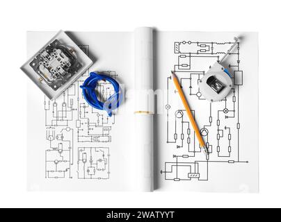 Schaltpläne, Drähte, zerlegter Lichtschalter, Bandmaß und Bleistift isoliert auf weiß, Draufsicht Stockfoto