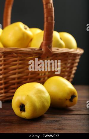 Korb mit köstlichen Reifen Quitten auf Holztisch Stockfoto