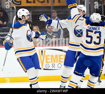 Pittsburgh, Usa. Januar 2024. Alex Tuch (89) feiert sein Tor mit Buffalo Sabres Linksflügel Jeff Skinner (53) in der ersten Phase gegen Pittsburgh Penguins in der PPG Paintts Arena in Pittsburgh am 6. Januar 2024. Foto von Archie Carpenter/UPI. Quelle: UPI/Alamy Live News Stockfoto