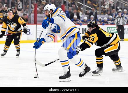 Pittsburgh, Usa. Januar 2024. Buffalo Sabres rechter Flügel Alex Tuch (89) schießt und punktet, als das Zentrum der Pittsburgh Penguins Jansen Harkins (43) am Samstag, den 6. Januar 2024, in der PPG Paints Arena in Pittsburgh den Puck holt. Foto von Archie Carpenter/UPI. Quelle: UPI/Alamy Live News Stockfoto