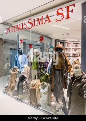 Belgrad, Serbien - 13. august 2023: Präsentation mit Oberbekleidung für Frauen auf Schaufensterpuppen. Bildunterschrift: Intimissima SF Stockfoto