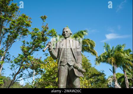 Eine Bronzestatue von Captain James Cook in Cooktown in Queensland, Australien. Die Stadt ist nach Captain Cook benannt. Stockfoto