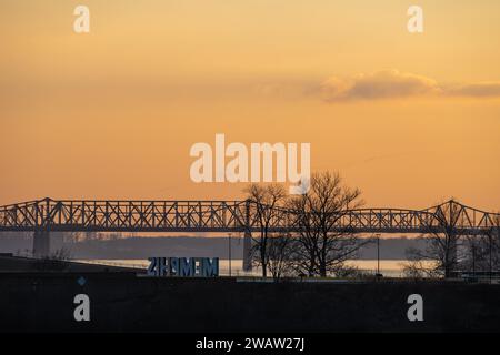 Blick auf die Memphis-Arkansas Bridge und die Harahan Bridge über den Mississippi River von Memphis, Tennessee nach West Memphis, Arkansas. (USA) Stockfoto