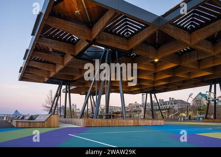 Pavillon und Spielplatz im Tom Lee Park am Mississippi River in der Abenddämmerung in Memphis, Tennessee. (USA) Stockfoto