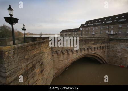 Huntingdon, Großbritannien. Januar 2024. Das zusätzliche Wasservolumen im Fluss Great Ouse erlaubt es Booten nicht, unter der River Bridge zu navigieren. Hochwasserwarnmeldungen bleiben bestehen, da die Gewässer im Osten Englands nach Sturm Henk weiter steigen. Die wichtigsten Flüsse der Fluss Great Ouse und der Fluss Nene sind über ihre Ufer geplatzt und in die umliegende Landschaft gespült, und mit voll ausgelasteten Abflüssen werden sie wieder in Wohngebieten eingesetzt. (Foto von Martin Pope/SOPA Images/SIPA USA) Credit: SIPA USA/Alamy Live News Stockfoto