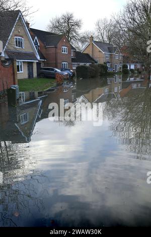 Brampton, Großbritannien. Januar 2024. Die Häuser bleiben sicher auf etwas höherem Grund, über dem Hochwasser, das die Straße in Riddeford Crescent bedeckt, während der Fluss Great Ouse bei Brampton seine Ufer platzt. Hochwasserwarnmeldungen bleiben bestehen, da die Gewässer im Osten Englands nach Sturm Henk weiter steigen. Die wichtigsten Flüsse der Fluss Great Ouse und der Fluss Nene sind über ihre Ufer geplatzt und in die umliegende Landschaft gespült, und mit voll ausgelasteten Abflüssen werden sie wieder in Wohngebieten eingesetzt. (Foto von Martin Pope/SOPA Images/SIPA USA) Credit: SIPA USA/Alamy Live News Stockfoto