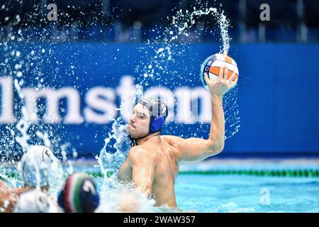 (240107) -- ZAGREB, 7. Januar 2024 (Xinhua) -- Nicholas Presciutti (R) von Italien schießt den Ball während der Männer-Wasser-Polo-Europameisterschaft Vorrunde Gruppe B Spiel zwischen Griechenland und Italien in Zagreb, Kroatien, 6. Januar 2024. (Josip Regovic/Pixsell über Xinhua) Stockfoto