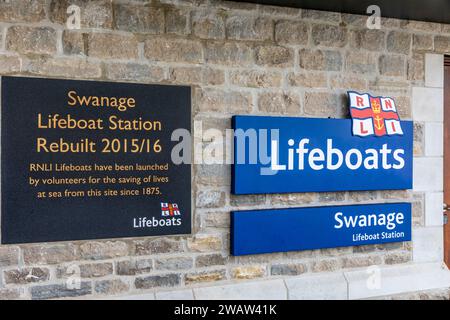 Swanage Lifeboat Station RNLI und Gedenktafel für den Wiederaufbau der Station im Jahr 2015/16 und Anerkennung der Freiwilligen, die Leben retten, Dorset, Großbritannien Stockfoto