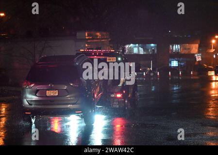 Englewood, New Jersey, USA. Januar 2024. (NEU) New York City und New Jersey's erster Schneefall im Jahr 2024. 6. Januar 2024: Englewood, New Jersey, USA: Der erste Schneesturm des Jahres 2024 trifft die Metropolregion New York City in den Städten Fair Lawn, Englewood und Paramus im Bundesstaat New Jersey. Die Fahrer mussten langsamer fahren und besonders vorsichtig vorgehen, Fußgänger mussten aufgrund des starken Schneefalls langsam gehen. (Kreditbild: © Kyle Mazza/TheNEWS2 via ZUMA Press Wire) NUR REDAKTIONELLE VERWENDUNG! Nicht für kommerzielle ZWECKE! Stockfoto