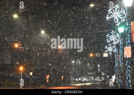 Englewood, New Jersey, USA. Januar 2024. (NEU) New York City und New Jersey's erster Schneefall im Jahr 2024. 6. Januar 2024: Englewood, New Jersey, USA: Der erste Schneesturm des Jahres 2024 trifft die Metropolregion New York City in den Städten Fair Lawn, Englewood und Paramus im Bundesstaat New Jersey. Die Fahrer mussten langsamer fahren und besonders vorsichtig vorgehen, Fußgänger mussten aufgrund des starken Schneefalls langsam gehen. (Kreditbild: © Kyle Mazza/TheNEWS2 via ZUMA Press Wire) NUR REDAKTIONELLE VERWENDUNG! Nicht für kommerzielle ZWECKE! Stockfoto