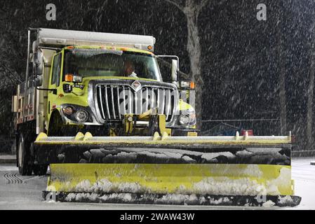 Paramus, New Jersey, USA. Januar 2024. (NEU) New York City und New Jersey's erster Schneefall im Jahr 2024. 6. Januar 2024, Paramus, New Jersey, USA: Der erste Schneesturm des Jahres 2024 trifft die Metropolregion New York City in den Städten Fair Lawn, Englewood und Paramus im Bundesstaat New Jersey. Die Fahrer mussten langsamer fahren und besonders vorsichtig vorgehen, Fußgänger mussten aufgrund des starken Schneefalls langsam gehen. (Kreditbild: © Kyle Mazza/TheNEWS2 via ZUMA Press Wire) NUR REDAKTIONELLE VERWENDUNG! Nicht für kommerzielle ZWECKE! Stockfoto