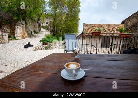 Kaffee in einer kleinen italienischen Stadt Stockfoto