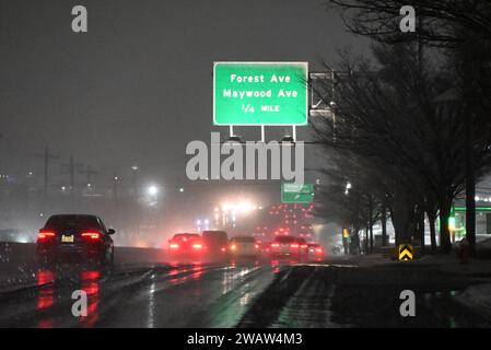 Paramus, New Jersey, USA. Januar 2024. (NEU) New York City und New Jersey's erster Schneefall im Jahr 2024. 6. Januar 2024, Paramus, New Jersey, USA: Der erste Schneesturm des Jahres 2024 trifft die Metropolregion New York City in den Städten Fair Lawn, Englewood und Paramus im Bundesstaat New Jersey. Die Fahrer mussten langsamer fahren und besonders vorsichtig vorgehen, Fußgänger mussten aufgrund des starken Schneefalls langsam gehen. (Kreditbild: © Kyle Mazza/TheNEWS2 via ZUMA Press Wire) NUR REDAKTIONELLE VERWENDUNG! Nicht für kommerzielle ZWECKE! Stockfoto