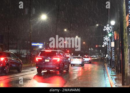 Englewood, New Jersey, USA. Januar 2024. (NEU) New York City und New Jersey's erster Schneefall im Jahr 2024. 6. Januar 2024: Englewood, New Jersey, USA: Der erste Schneesturm des Jahres 2024 trifft die Metropolregion New York City in den Städten Fair Lawn, Englewood und Paramus im Bundesstaat New Jersey. Die Fahrer mussten langsamer fahren und besonders vorsichtig vorgehen, Fußgänger mussten aufgrund des starken Schneefalls langsam gehen. (Kreditbild: © Kyle Mazza/TheNEWS2 via ZUMA Press Wire) NUR REDAKTIONELLE VERWENDUNG! Nicht für kommerzielle ZWECKE! Stockfoto