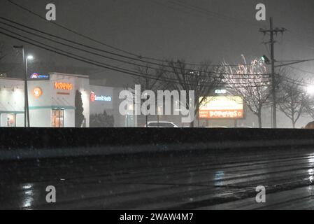 Paramus, New Jersey, USA. Januar 2024. (NEU) New York City und New Jersey's erster Schneefall im Jahr 2024. 6. Januar 2024, Paramus, New Jersey, USA: Der erste Schneesturm des Jahres 2024 trifft die Metropolregion New York City in den Städten Fair Lawn, Englewood und Paramus im Bundesstaat New Jersey. Die Fahrer mussten langsamer fahren und besonders vorsichtig vorgehen, Fußgänger mussten aufgrund des starken Schneefalls langsam gehen. (Kreditbild: © Kyle Mazza/TheNEWS2 via ZUMA Press Wire) NUR REDAKTIONELLE VERWENDUNG! Nicht für kommerzielle ZWECKE! Stockfoto