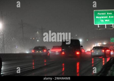 Paramus, New Jersey, USA. Januar 2024. (NEU) New York City und New Jersey's erster Schneefall im Jahr 2024. 6. Januar 2024, Paramus, New Jersey, USA: Der erste Schneesturm des Jahres 2024 trifft die Metropolregion New York City in den Städten Fair Lawn, Englewood und Paramus im Bundesstaat New Jersey. Die Fahrer mussten langsamer fahren und besonders vorsichtig vorgehen, Fußgänger mussten aufgrund des starken Schneefalls langsam gehen. (Kreditbild: © Kyle Mazza/TheNEWS2 via ZUMA Press Wire) NUR REDAKTIONELLE VERWENDUNG! Nicht für kommerzielle ZWECKE! Stockfoto