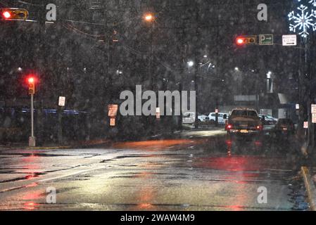 Englewood, New Jersey, USA. Januar 2024. (NEU) New York City und New Jersey's erster Schneefall im Jahr 2024. 6. Januar 2024: Englewood, New Jersey, USA: Der erste Schneesturm des Jahres 2024 trifft die Metropolregion New York City in den Städten Fair Lawn, Englewood und Paramus im Bundesstaat New Jersey. Die Fahrer mussten langsamer fahren und besonders vorsichtig vorgehen, Fußgänger mussten aufgrund des starken Schneefalls langsam gehen. (Kreditbild: © Kyle Mazza/TheNEWS2 via ZUMA Press Wire) NUR REDAKTIONELLE VERWENDUNG! Nicht für kommerzielle ZWECKE! Stockfoto