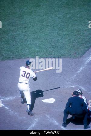 SAN FRANCISCO, KALIFORNIEN – 1. SEPTEMBER: Orlando Cepeda #30 der San Francisco Giants schwingt am 1. September 1962 im Candlestick Park in San Francisco, Kalifornien, während eines MLB-Spiels gegen die Cincinnati Reds auf dem Spielfeld. (Foto von Hy Peskin) *** örtlicher Bildtitel *** Orlando Cepeda Stockfoto