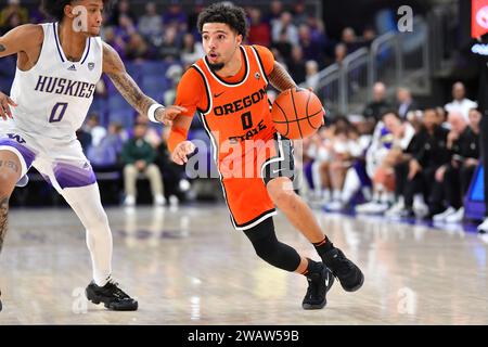 Seattle, WA, USA. Januar 2024. Oregon State Beavers bewachen Jordan Pope (0) beim NCAA Basketballspiel zwischen den Oregon State Beavers und Washington Huskies im HEC Ed Pavilion in Seattle, WA. Washington besiegte Oregon State 79–72. Steve Faber/CSM/Alamy Live News Stockfoto